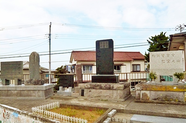 （18） 富崎地区公民館裏の墓地