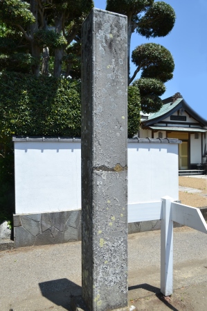 （11）墓域入口の門柱
