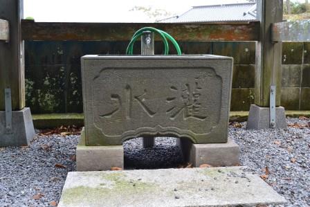 （10）諏訪神社（波左間）の手水石