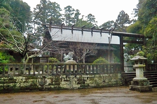 沓見莫越山神社　三の鳥居と社殿