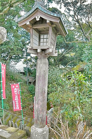 （6）　木製の灯籠