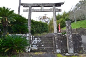 （1）高蔵神社表参道の鳥居と社号碑