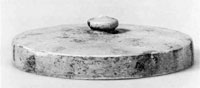 三彩宝珠紐蓋（鴨川市東上牧遺跡）　奈良時代